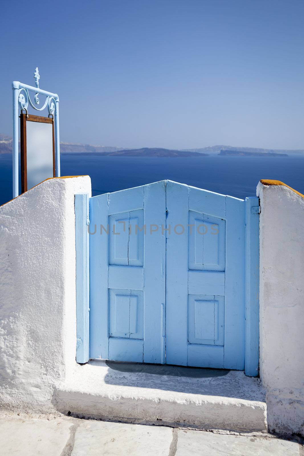 An image of a nice Santorini gate