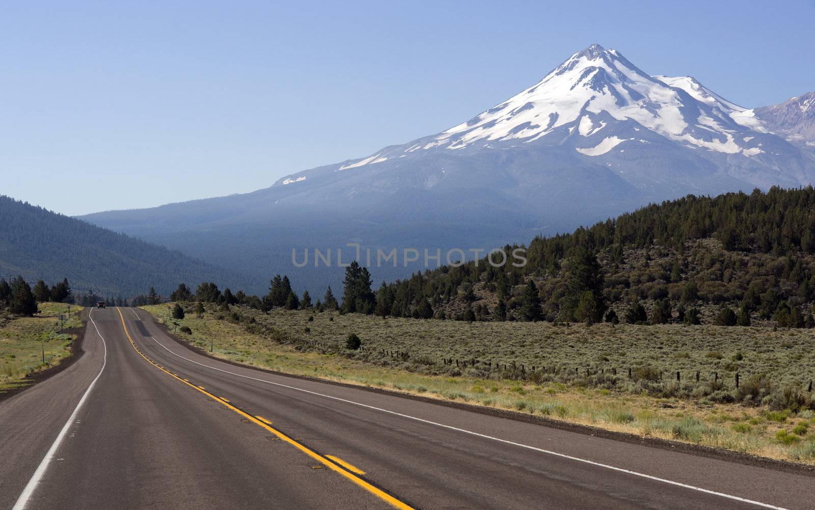 The Road to Mount Shasta in California