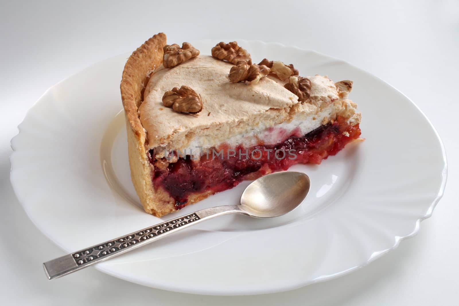 Plum the cake with meringue