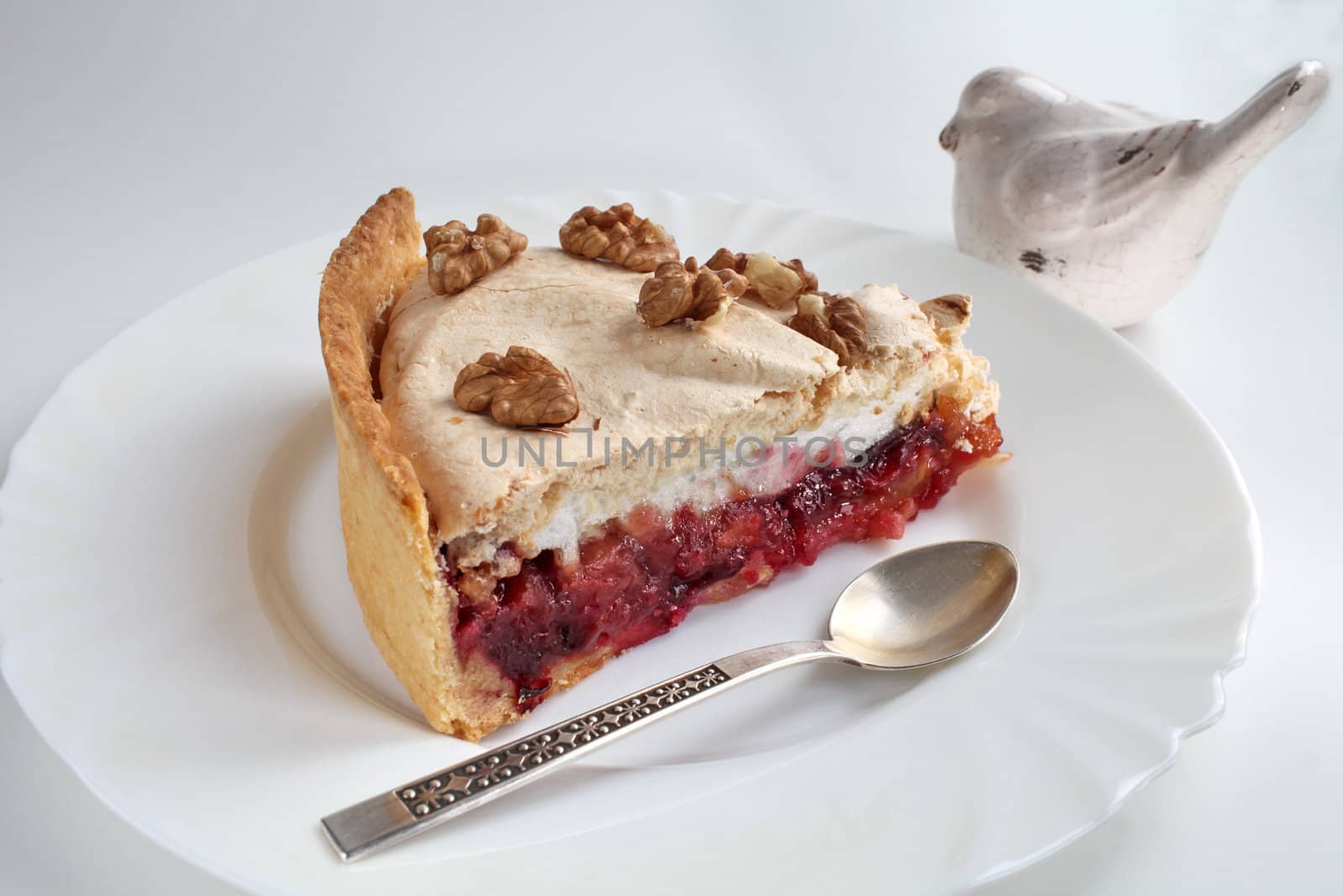 Plum the cake with meringue