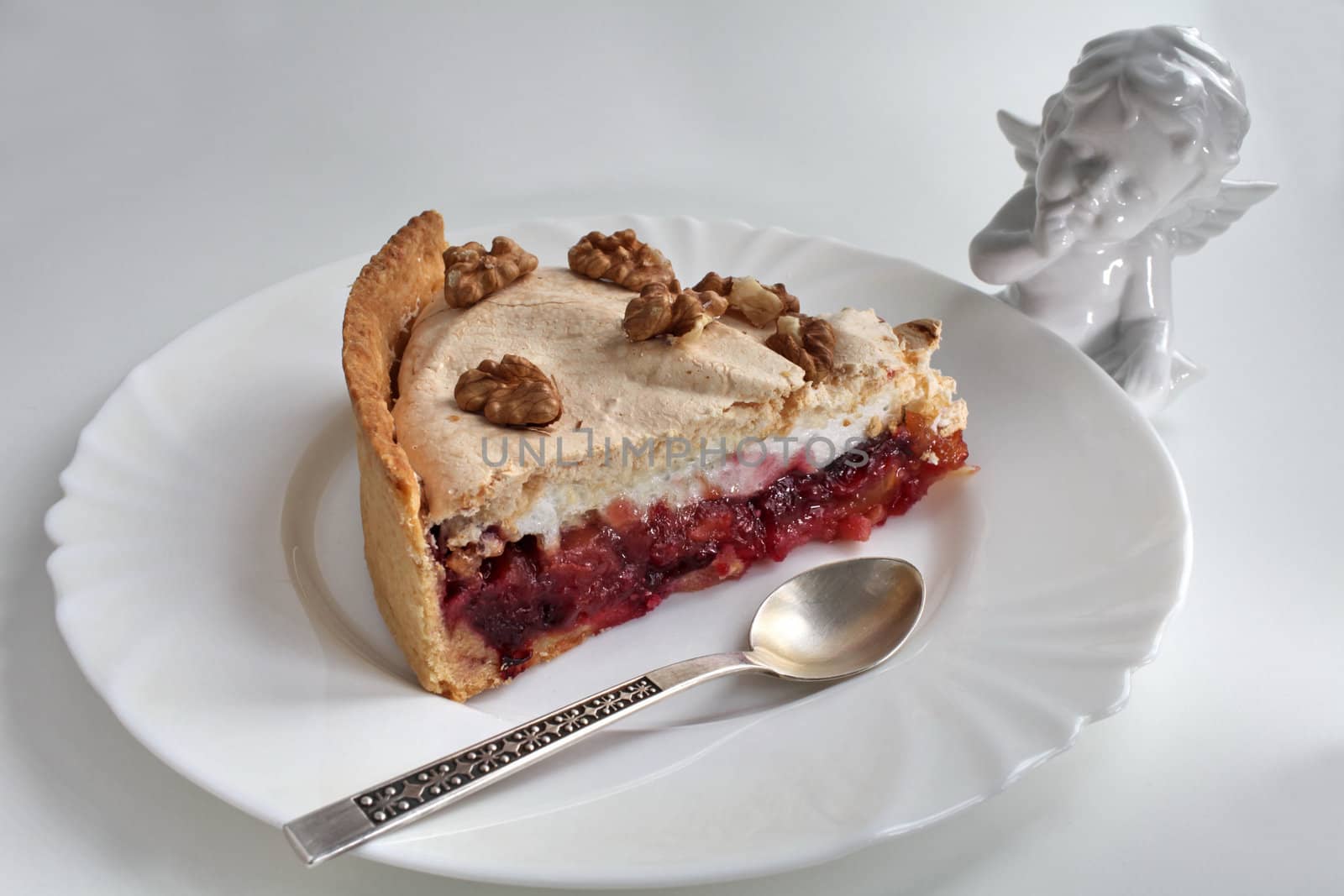 Plum the cake with meringue