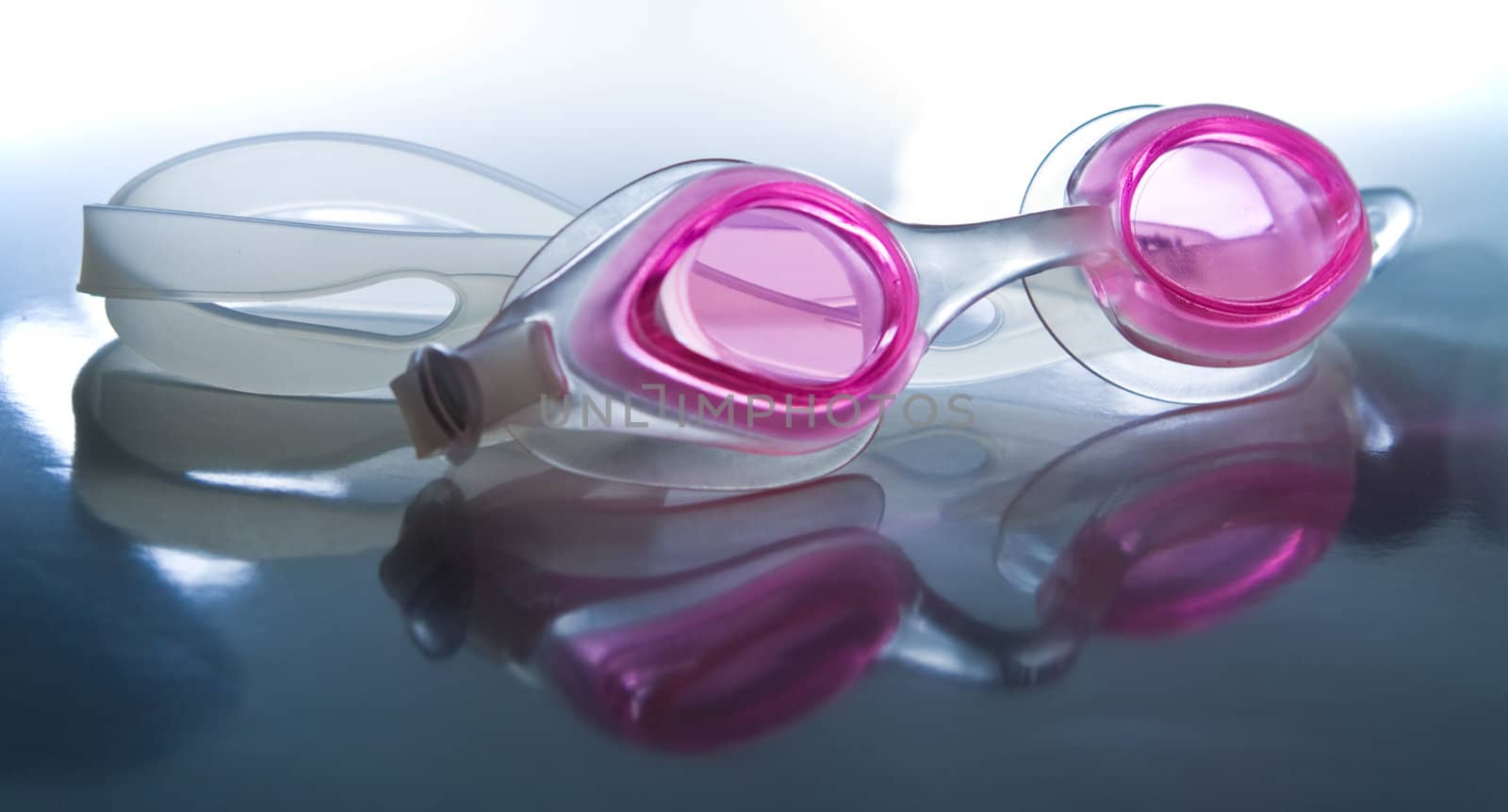 Swimming glasses with pink lenses with reflection