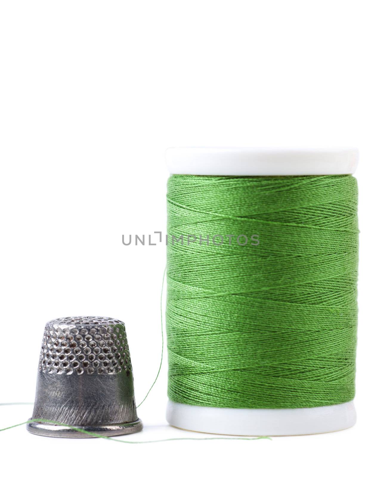 Single spool with green thread and thimble