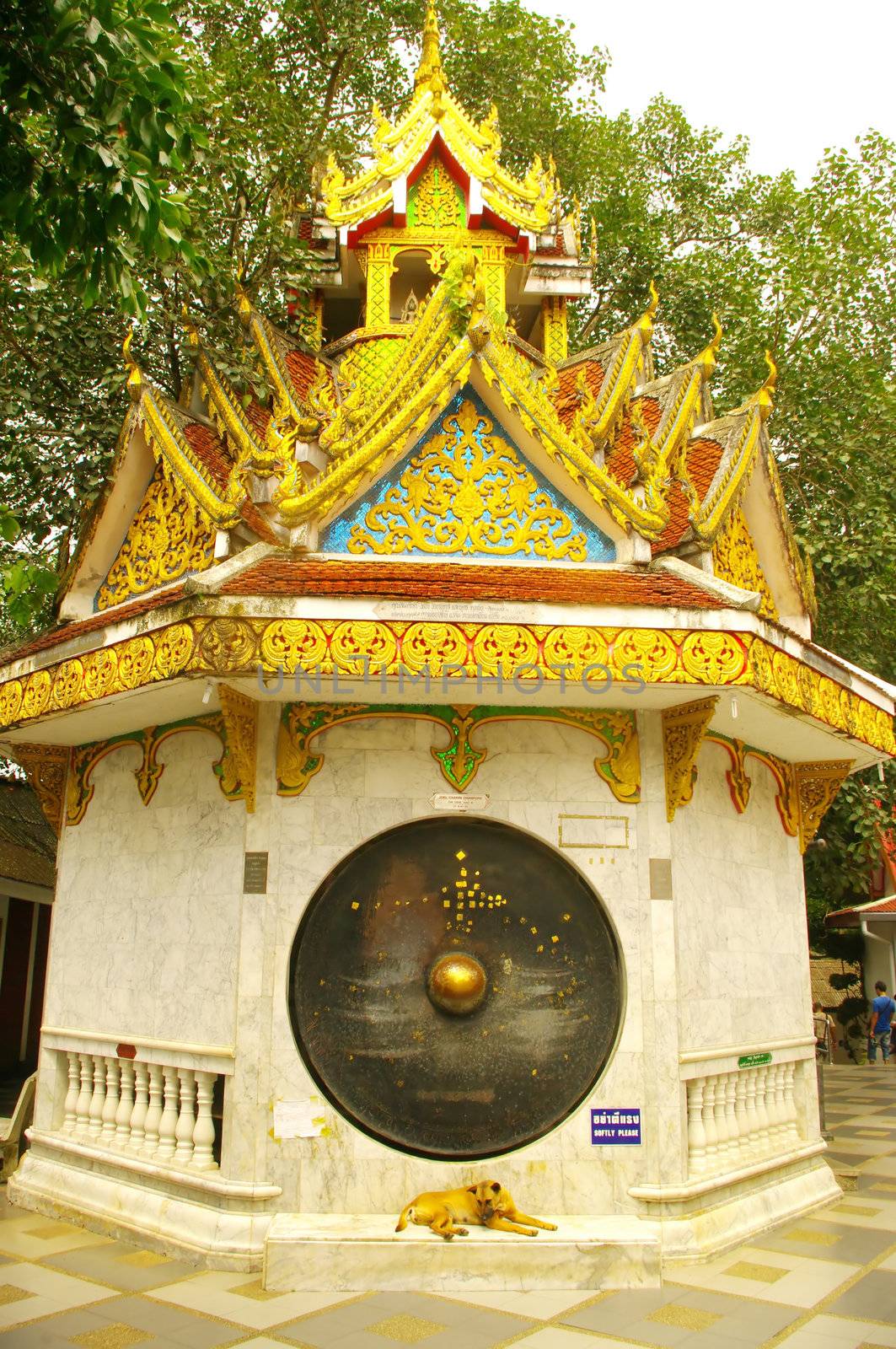 In the temple of Wat Phrathat Doi Suthep in Chiang Mai, a generous donor from Singapore built this kiosk which houses the "Gong". He made his name engraved on the building.