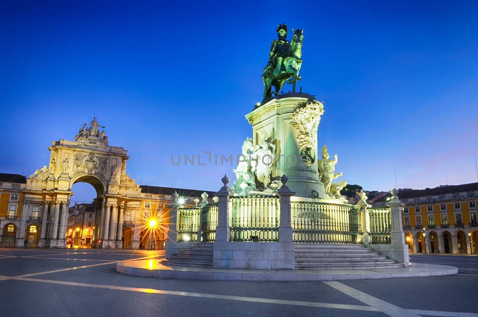 Famous arch at the Praca do Comercio showing Viriatus, Vasco da Gama, Pombal and Nuno Alvares Pereira