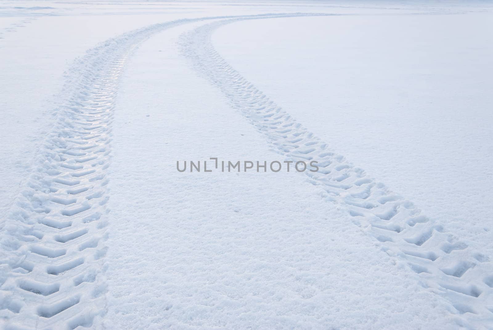 Tire trace on snow leaving to the horizon