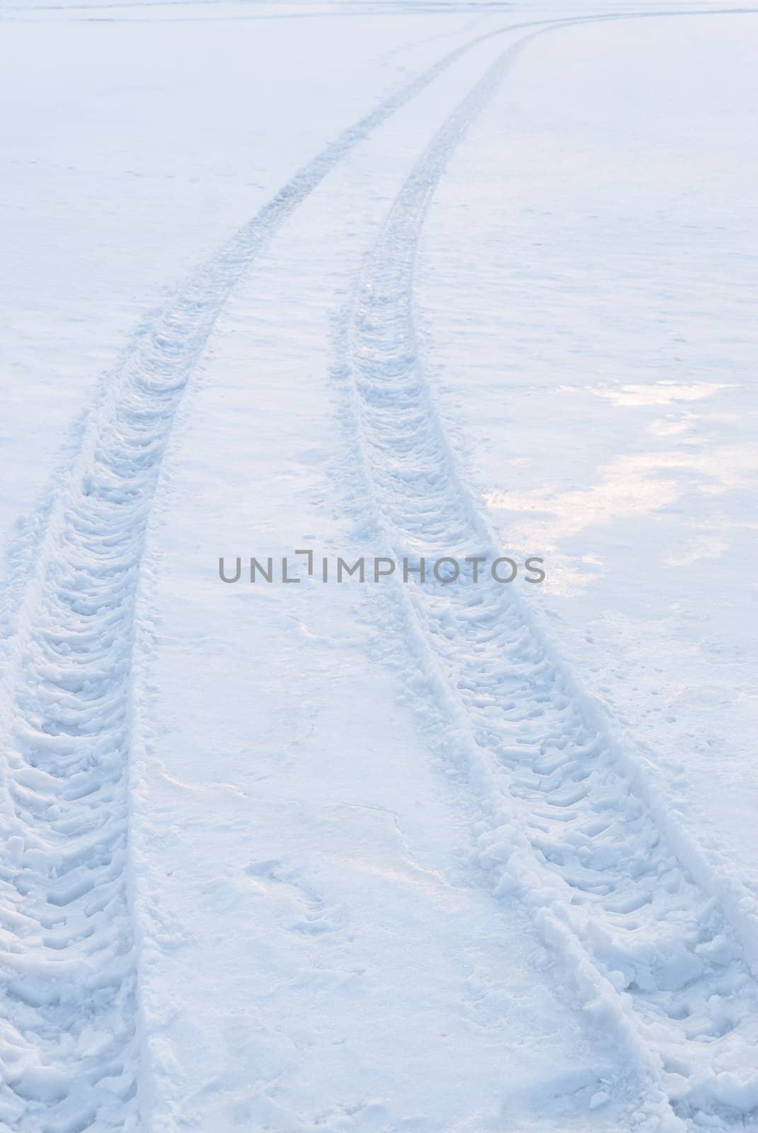 Tire trace on snow leaving to the horizon