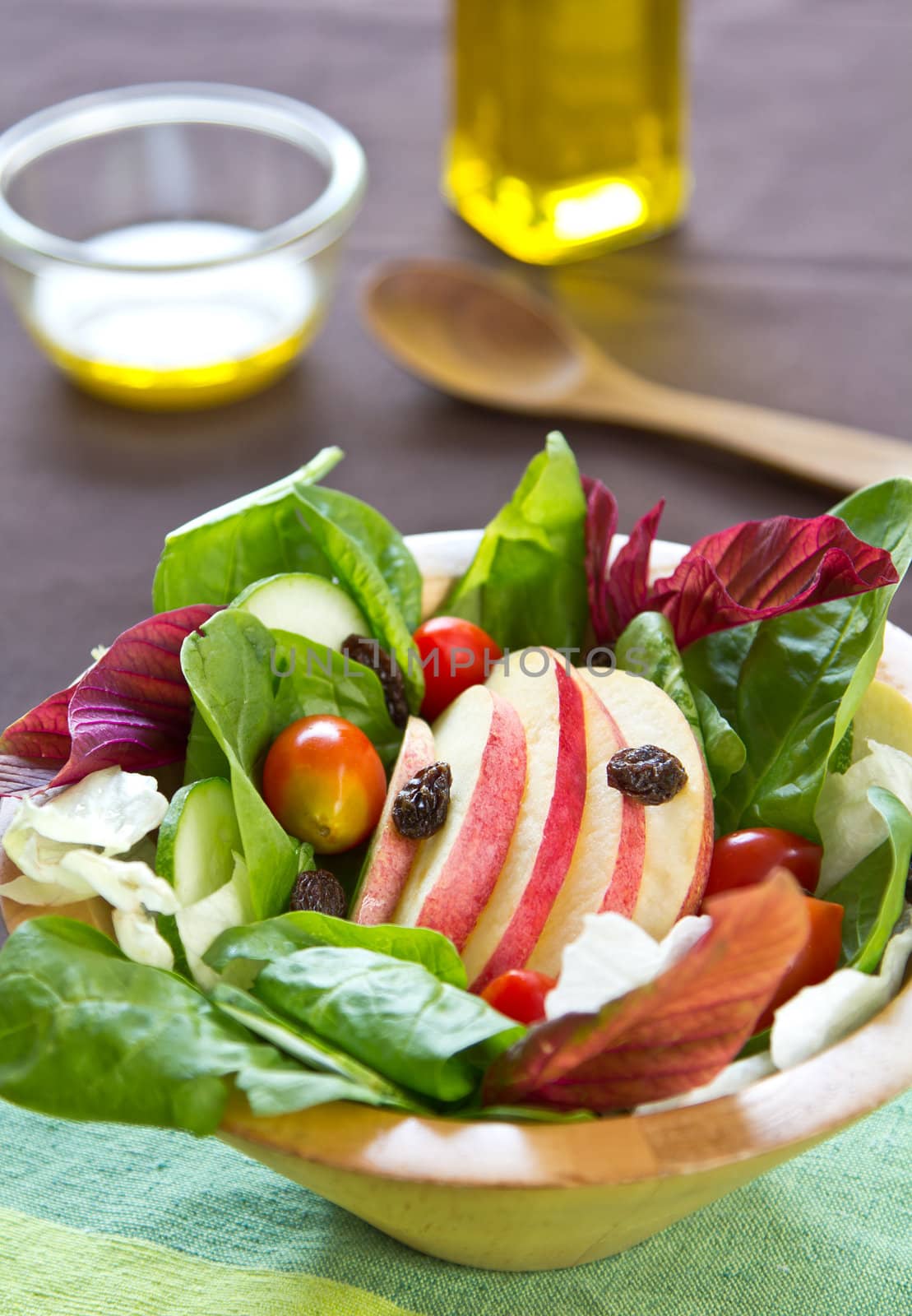 Apple and spinach salad by vanillaechoes
