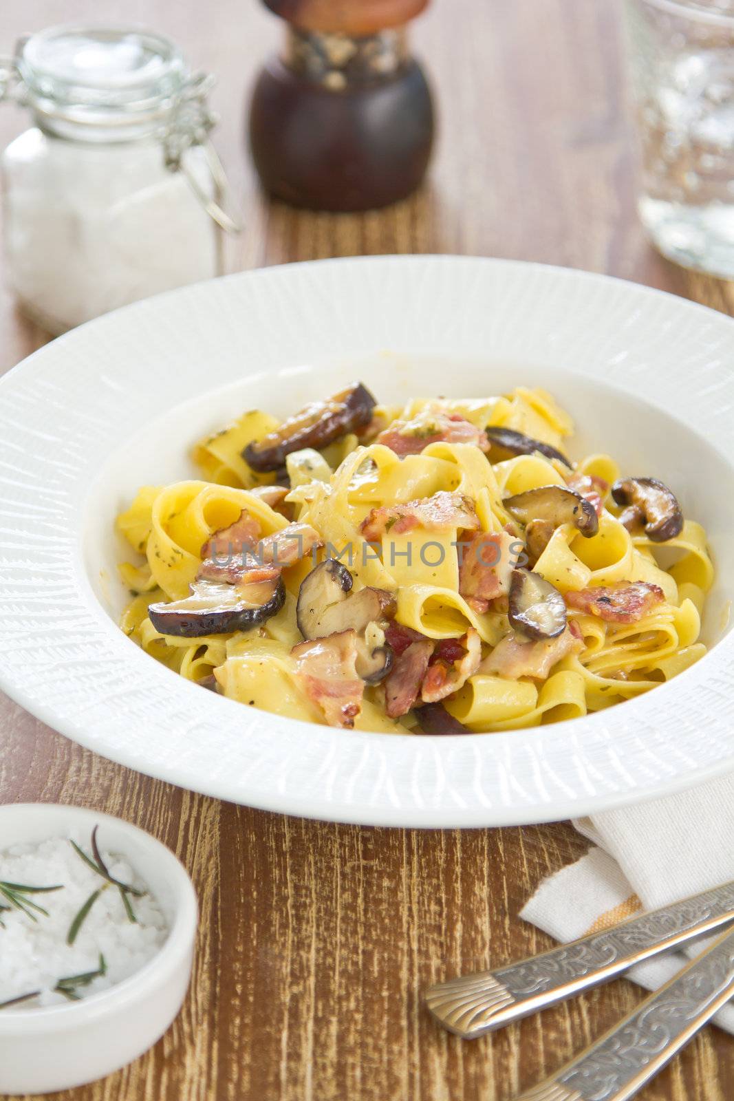 Fettuccine Carbonara with bacon and mushroom by vanillaechoes