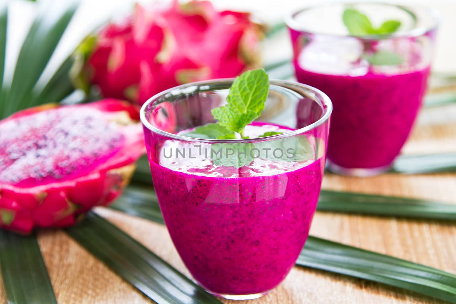 Dragon fruit smoothie by vanillaechoes