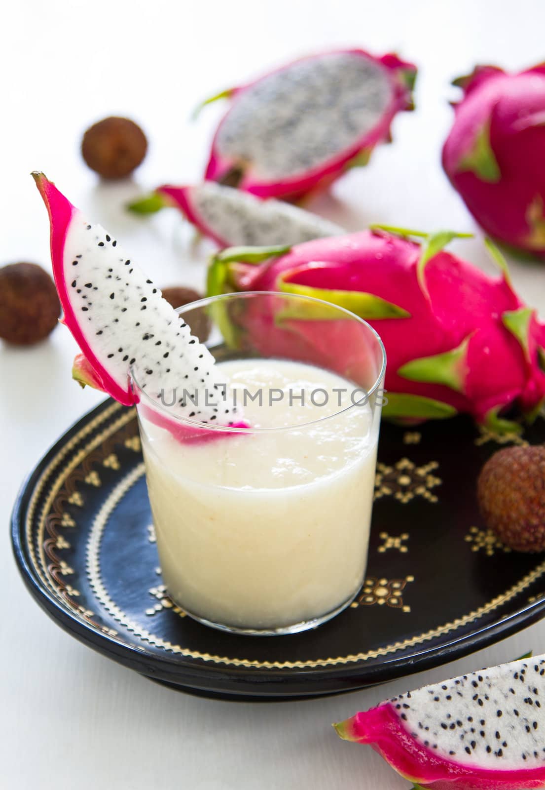 Lychee and Dragon fruit smoothie by vanillaechoes