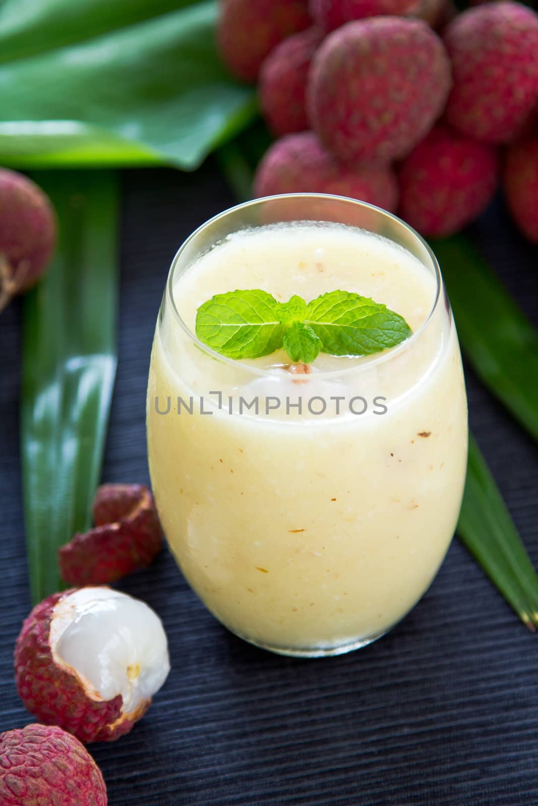 Lychee smoothie with mint by fresh Lychee
