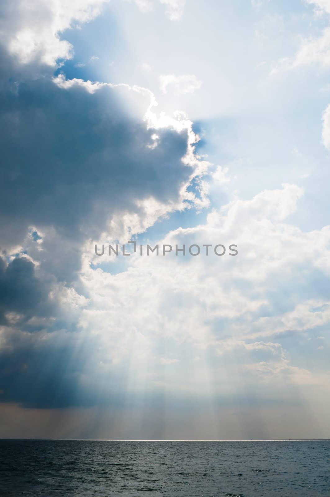 Sea landscape and the cloudy sky after a storm 