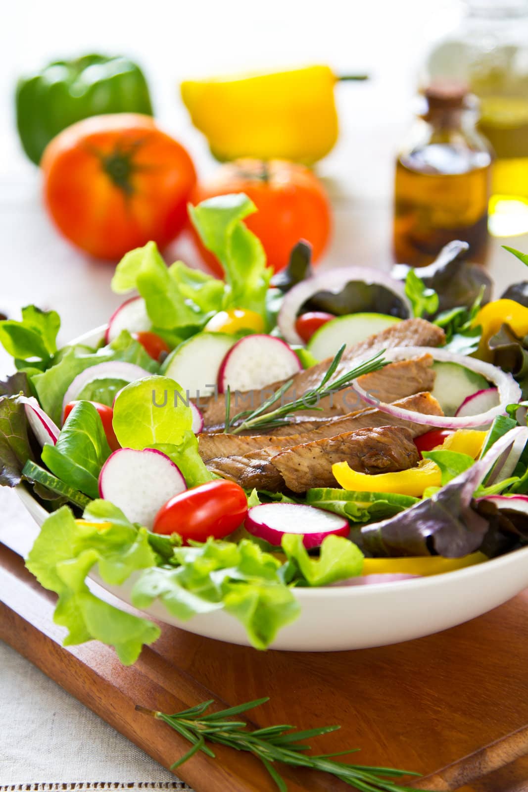 Grilled beef with lettuce, tomato,pepper and radish salad