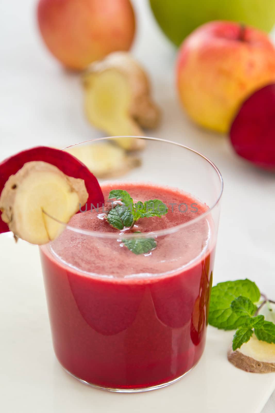 Beetroot,apple and ginger smoothie by vanillaechoes
