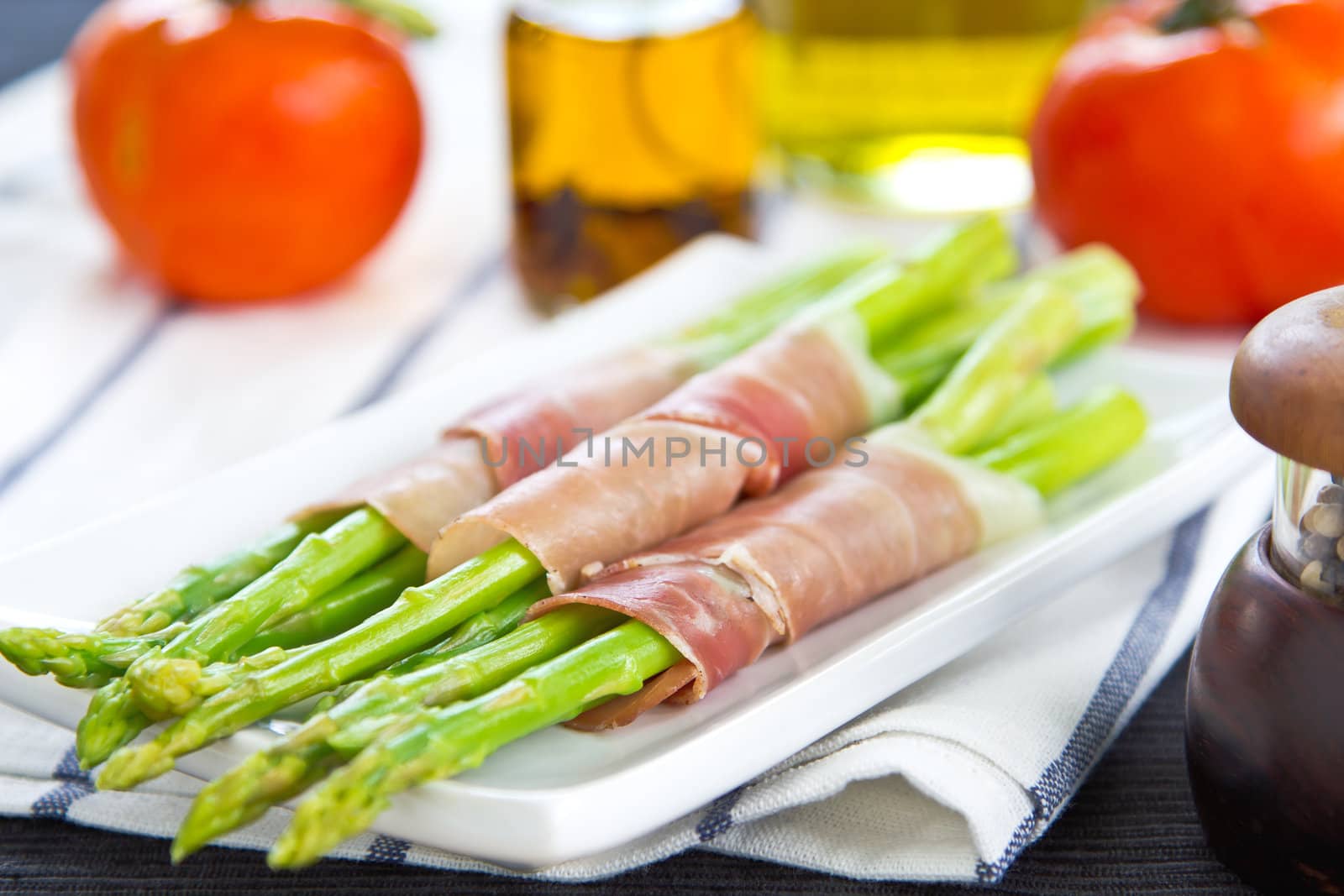 Asparagus wrapped in prosciutto by vanillaechoes