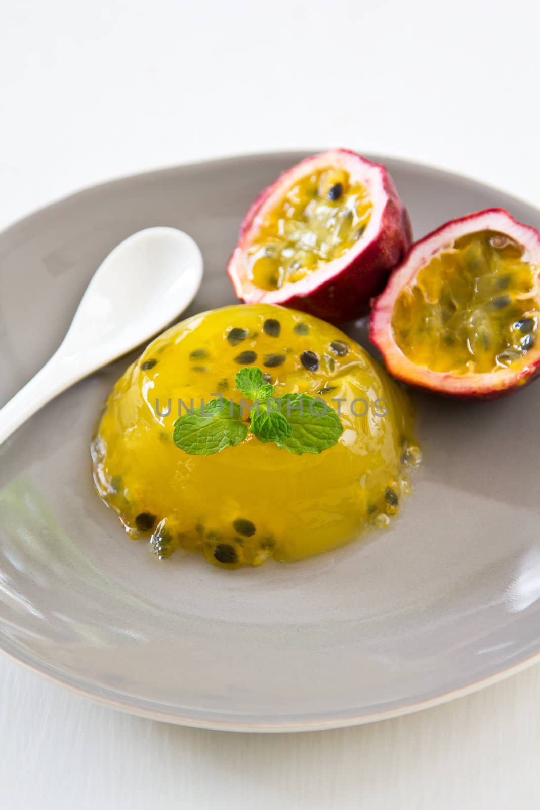 Passion fruit jelly by vanillaechoes