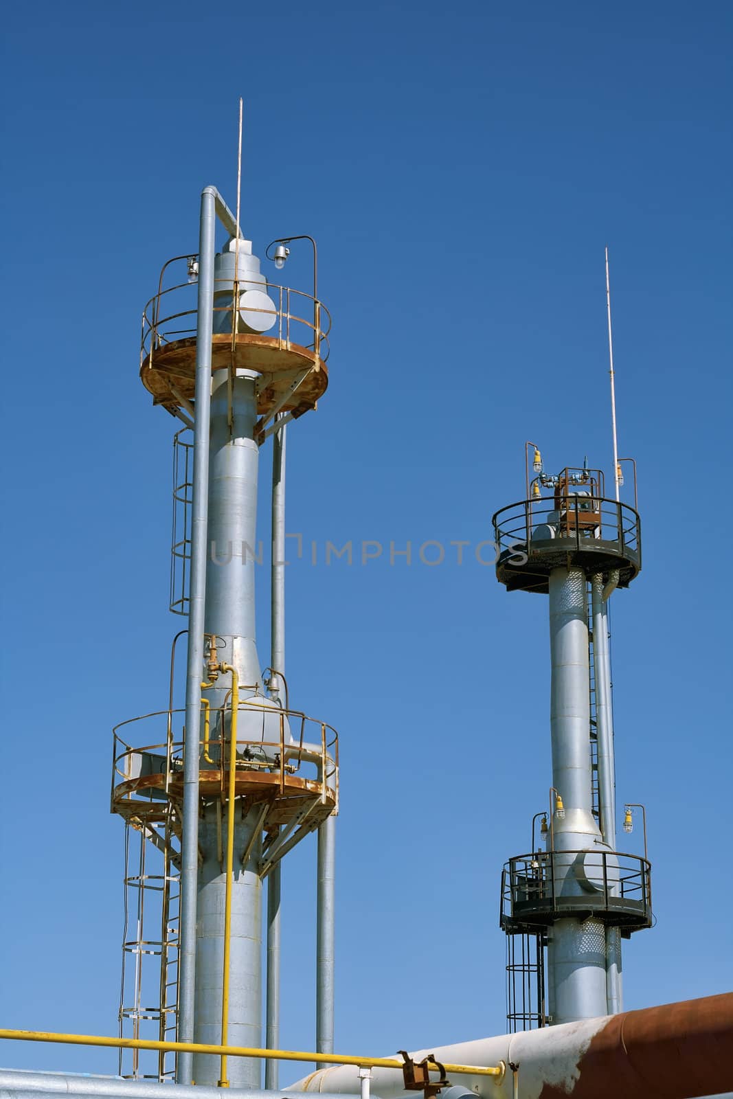 Industrial distillation column. by ekipaj