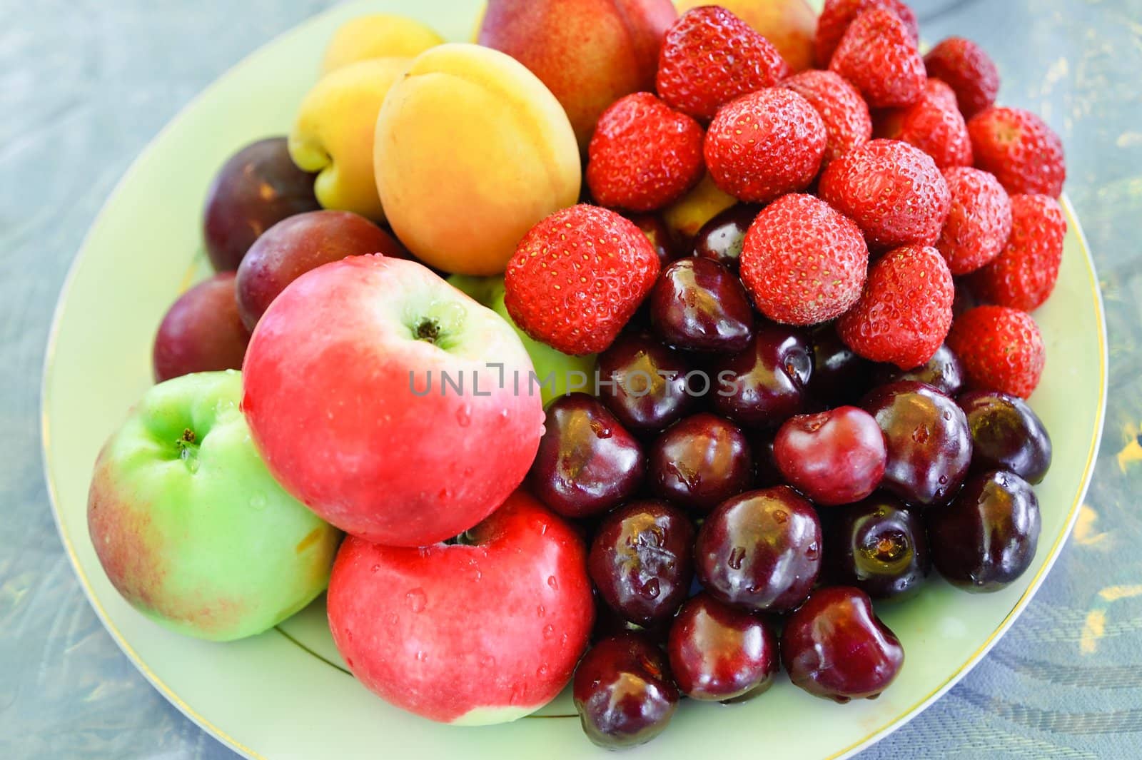 A plate of mixed fruits by oguzdkn