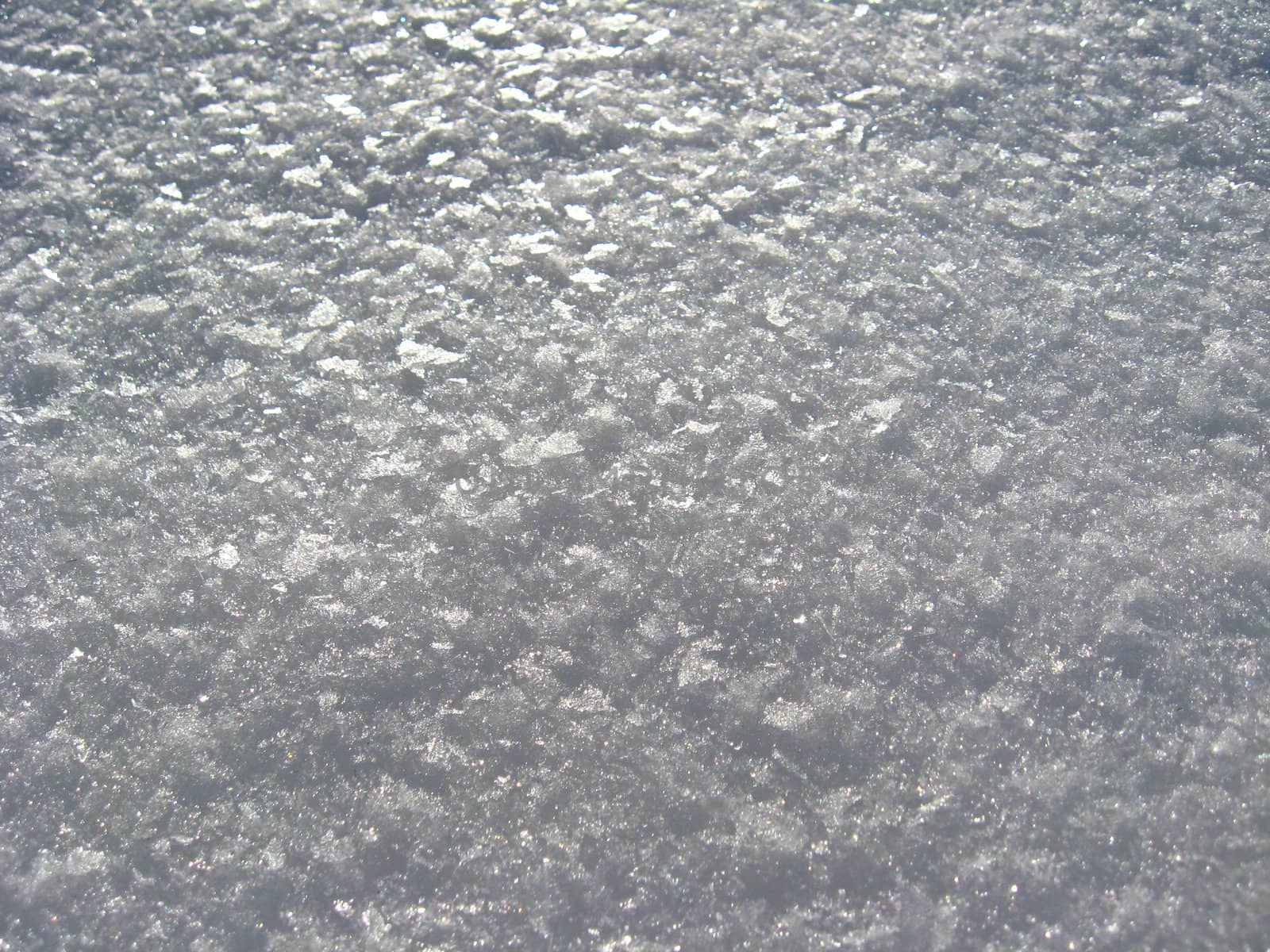 The image of thick layer of a white snow