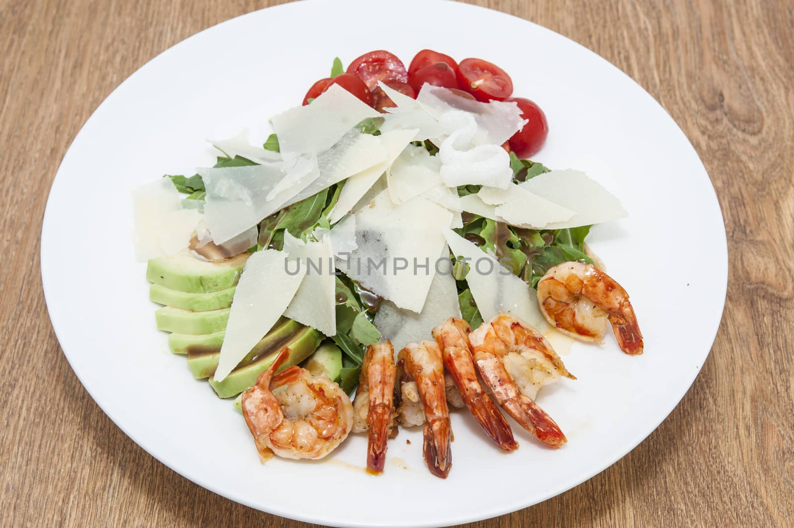 a salad of arugula and shrimp
