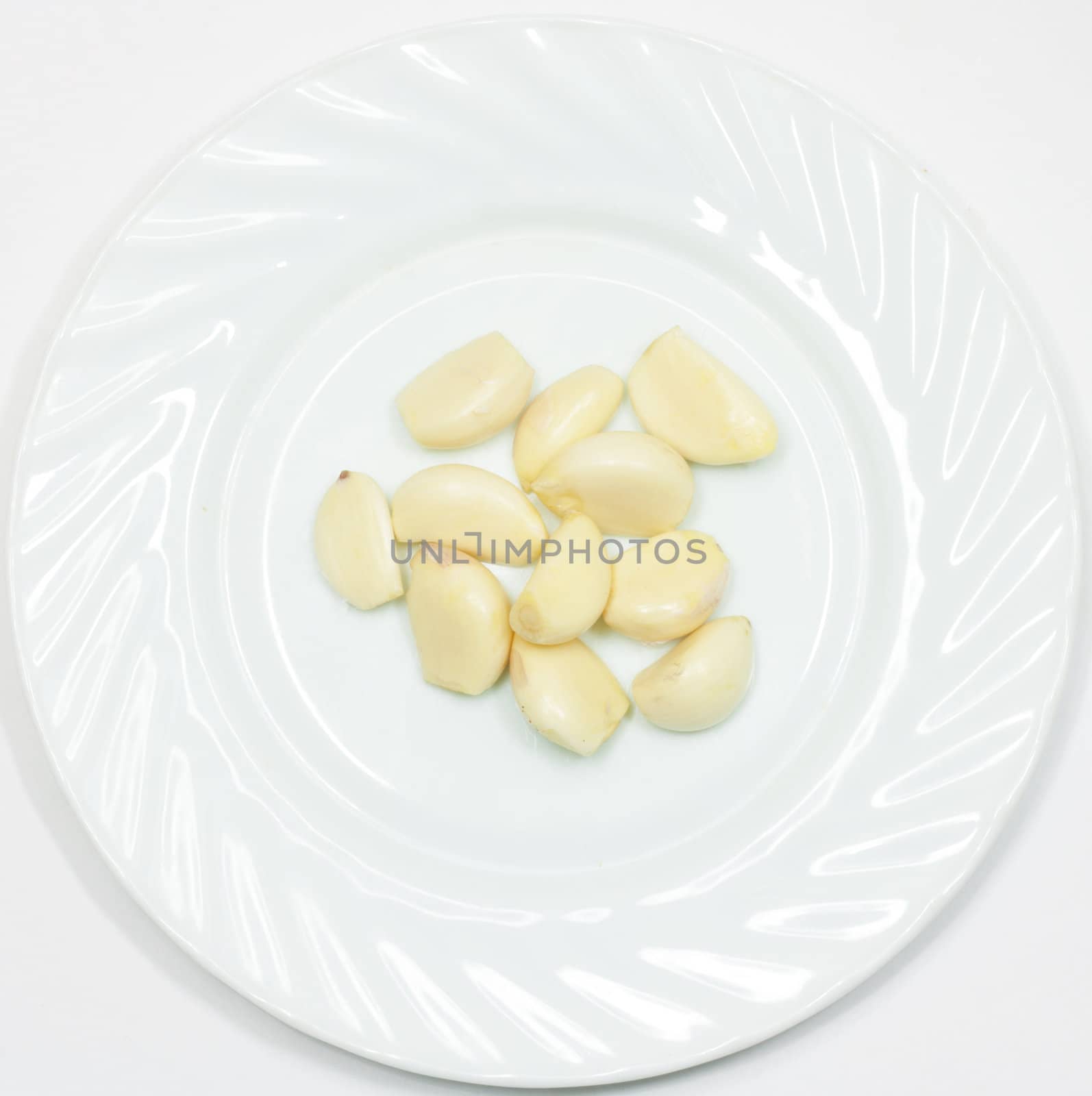 peeled garlic in the dish