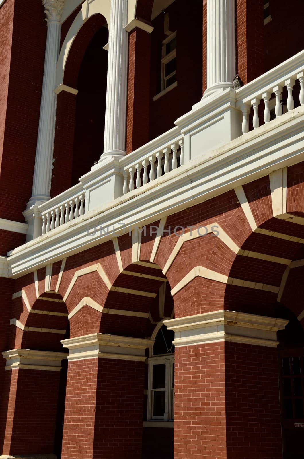 The architecture of the Tattnal County Court House has distinct lines in its arches