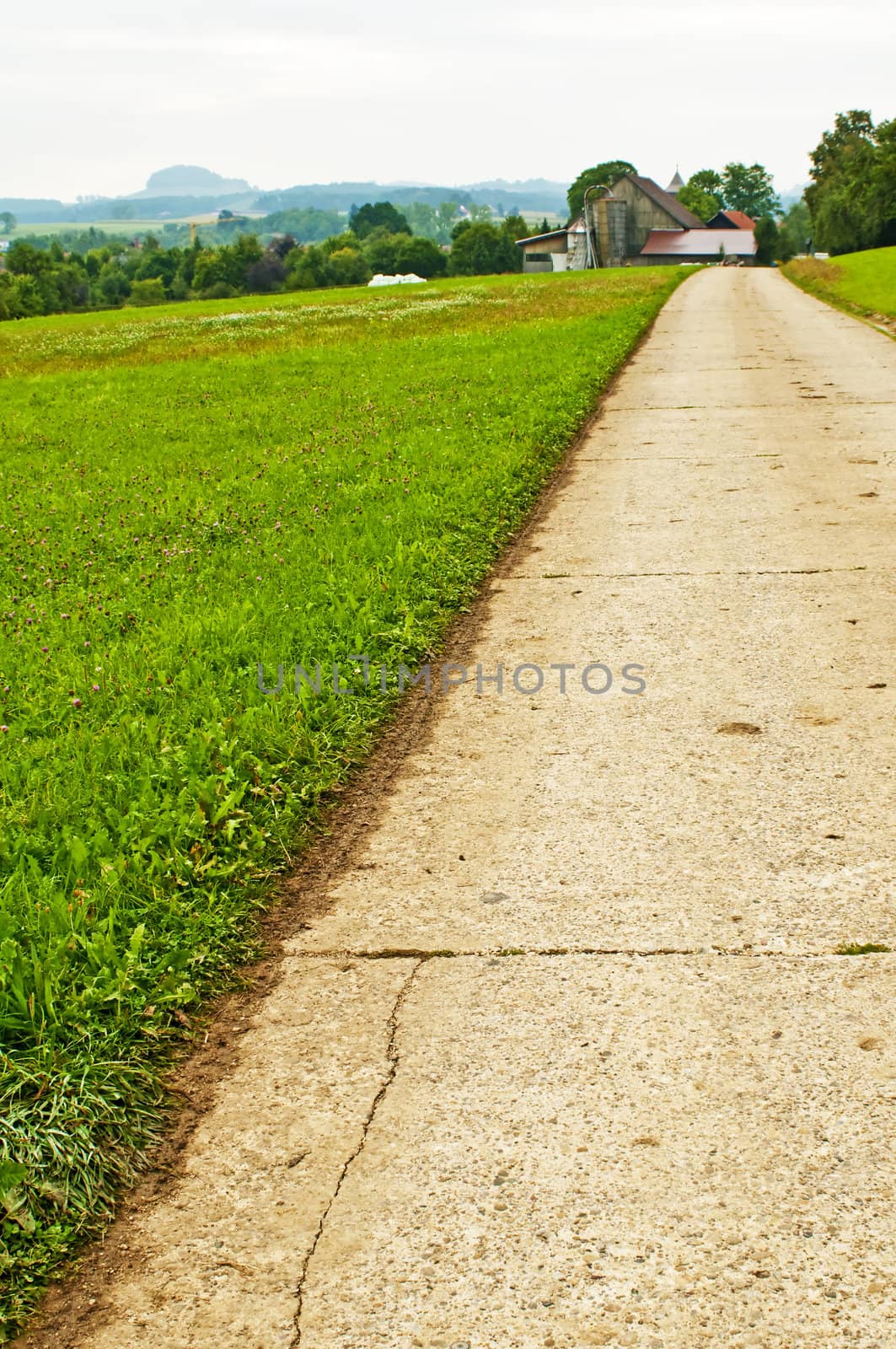 way to old farmhouse