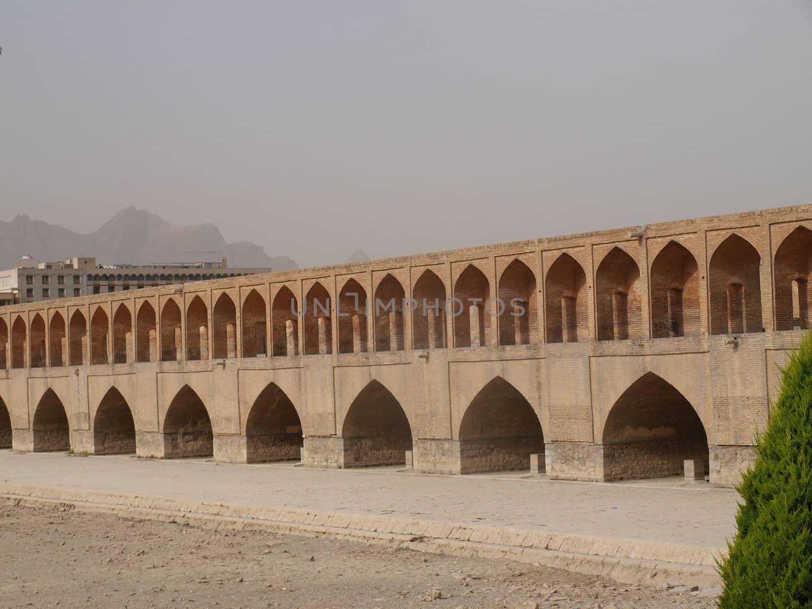 33 pol Allah Verdi Khan bridge in Isfahan, Iran in the morning