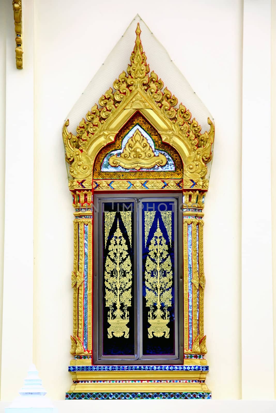 Thai style of pattern on door by phanlop88