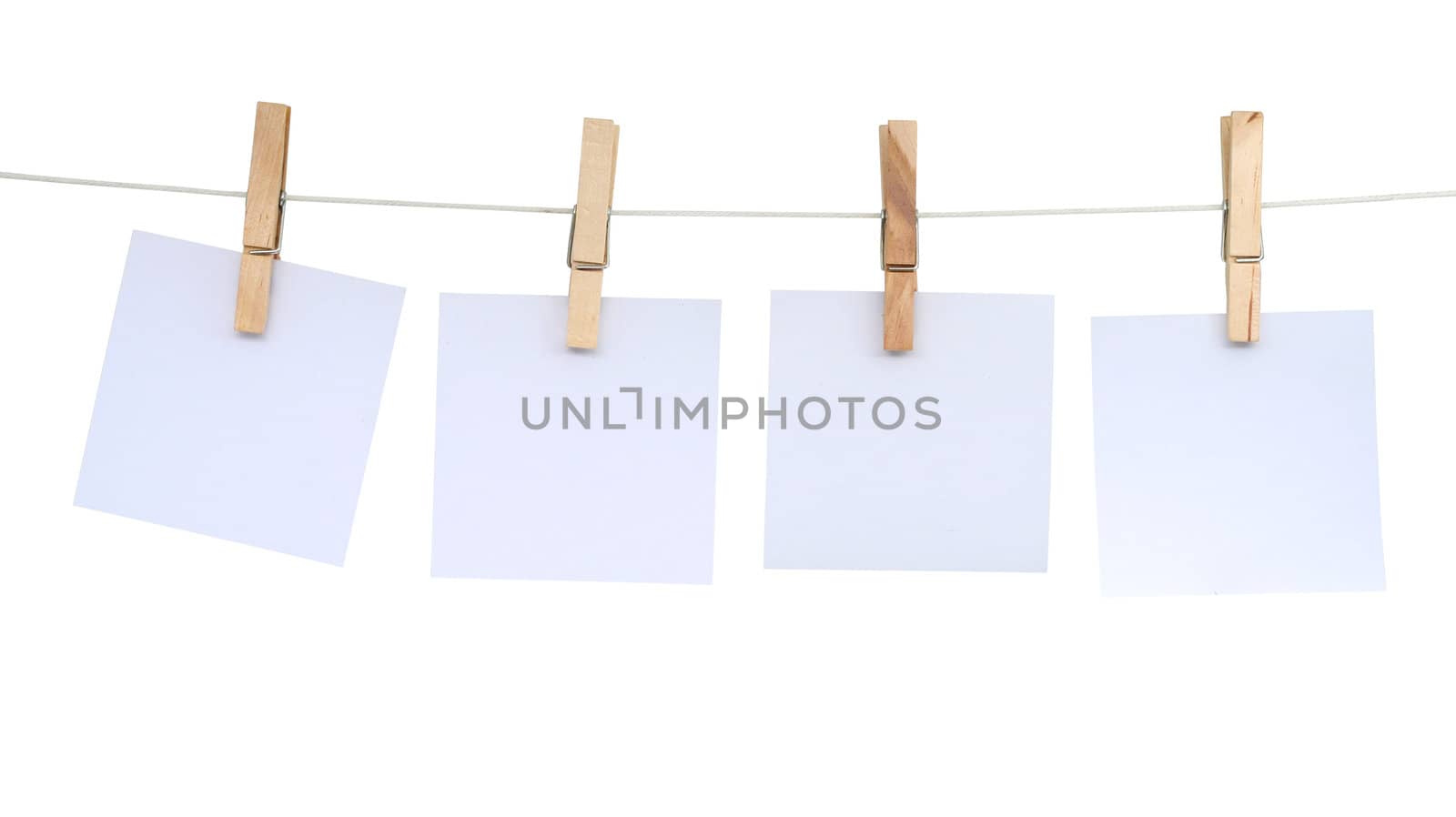 blank notes hanging on a rope with clipping path