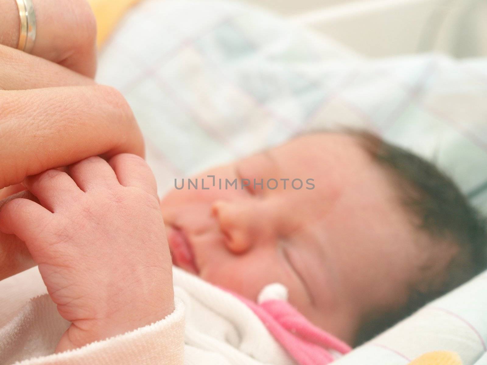 Firsrt touch between newborn and parent, in hospital