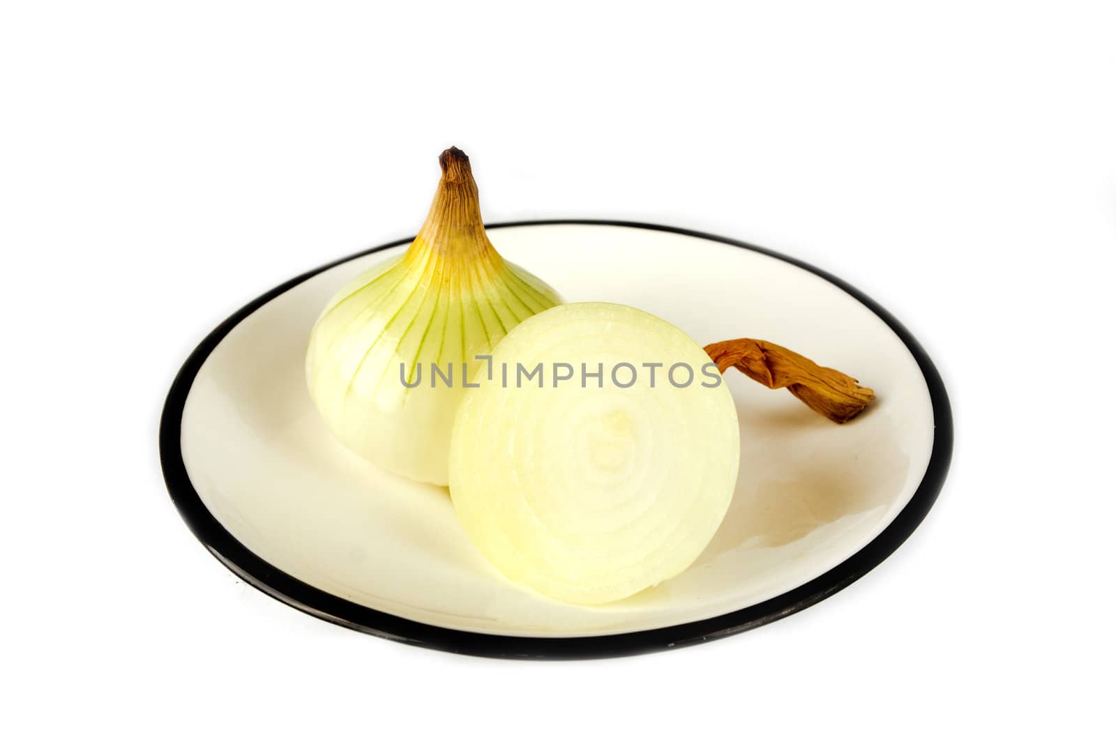 Unpeeled onions on plate against white background by Verdateo