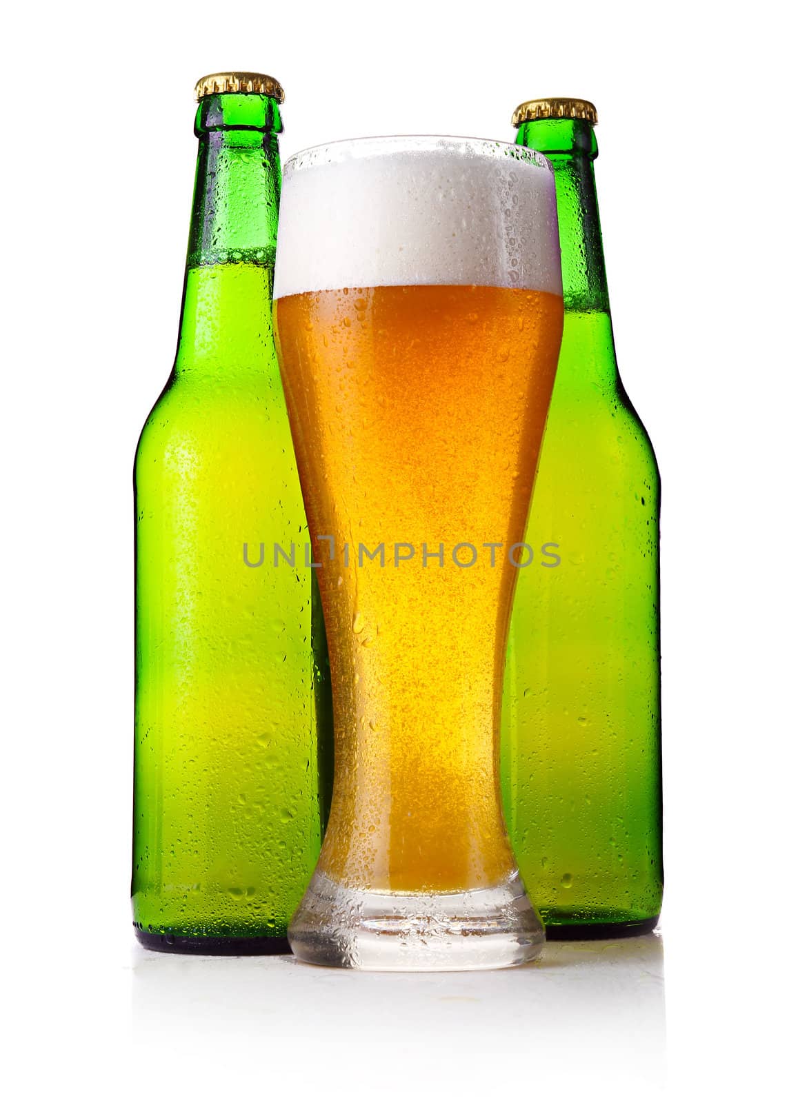 Bottles and full glass of beer isolated on white by alphacell