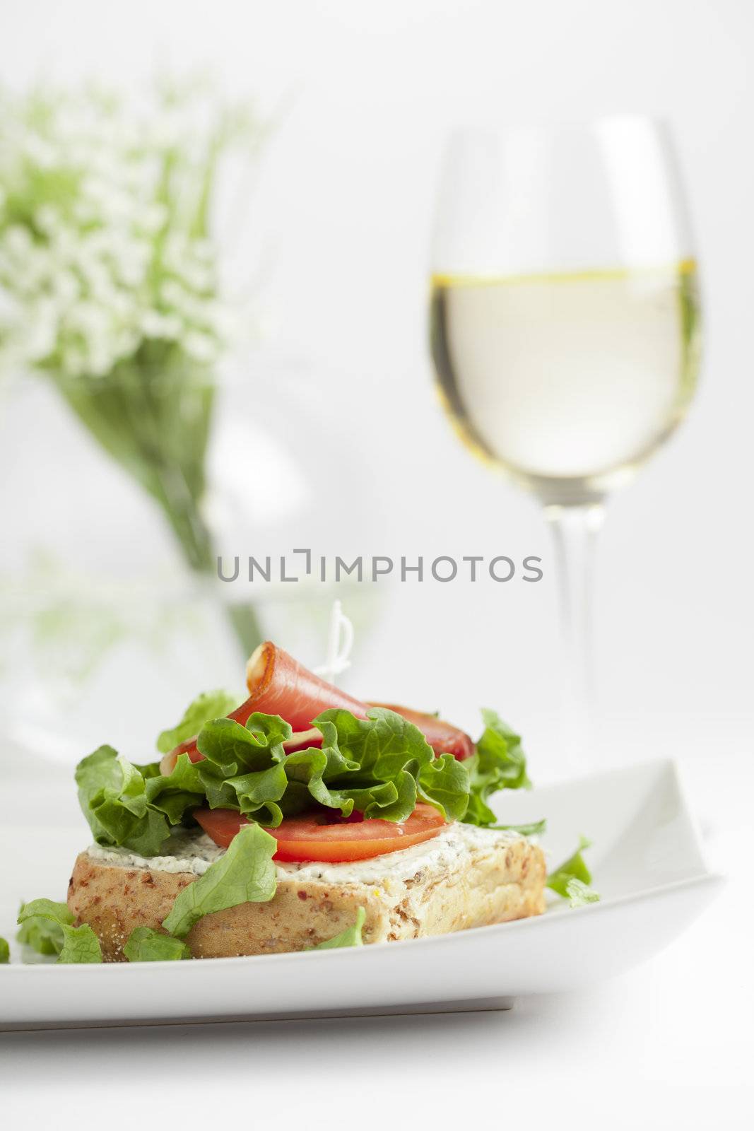 vegetable sandwich with flowers and drinks