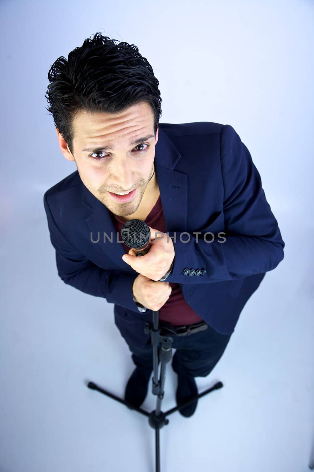 Man singing into microphone wide by fmarsicano