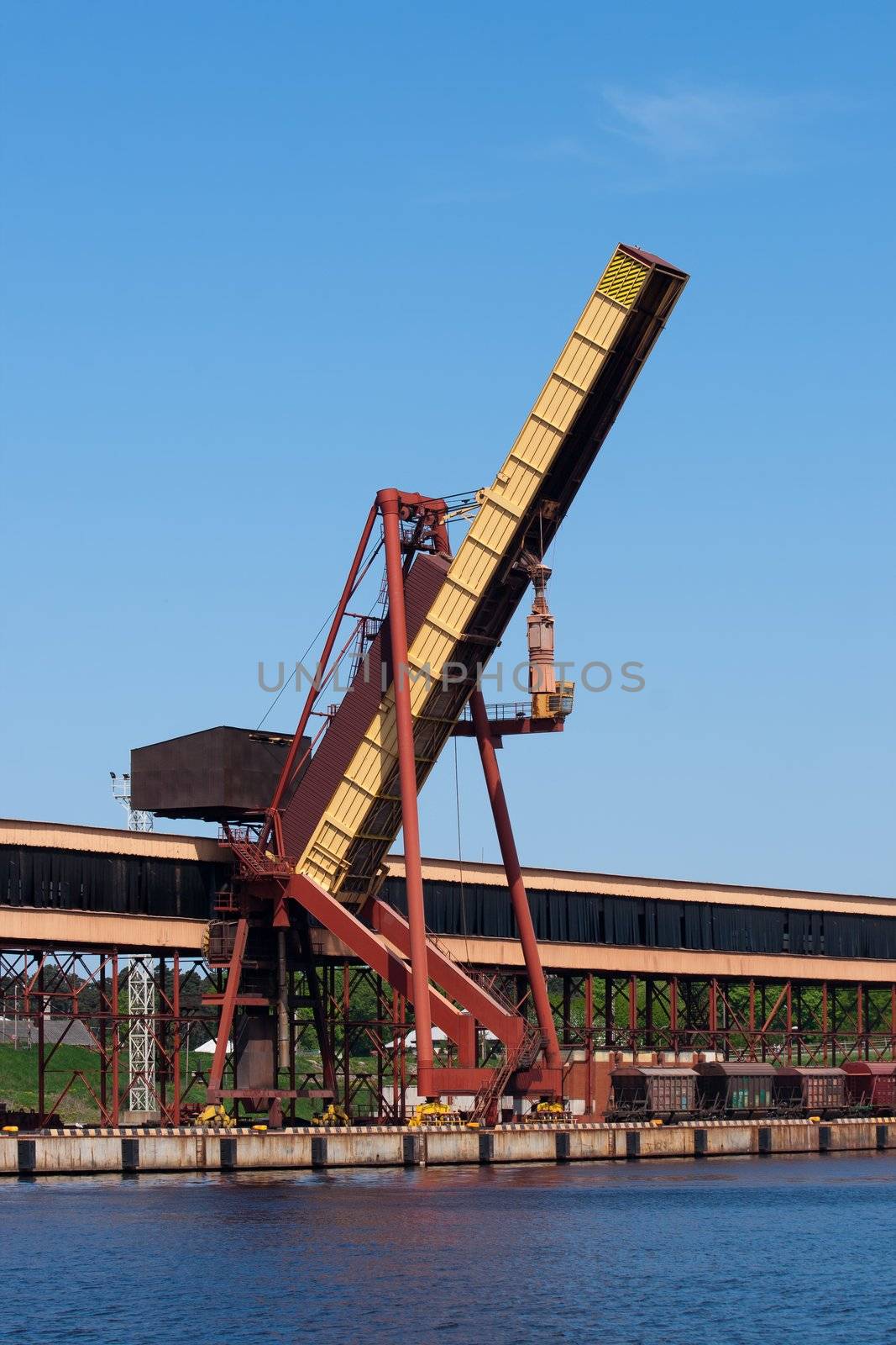 unit for mineral fertilizer loading to ships
