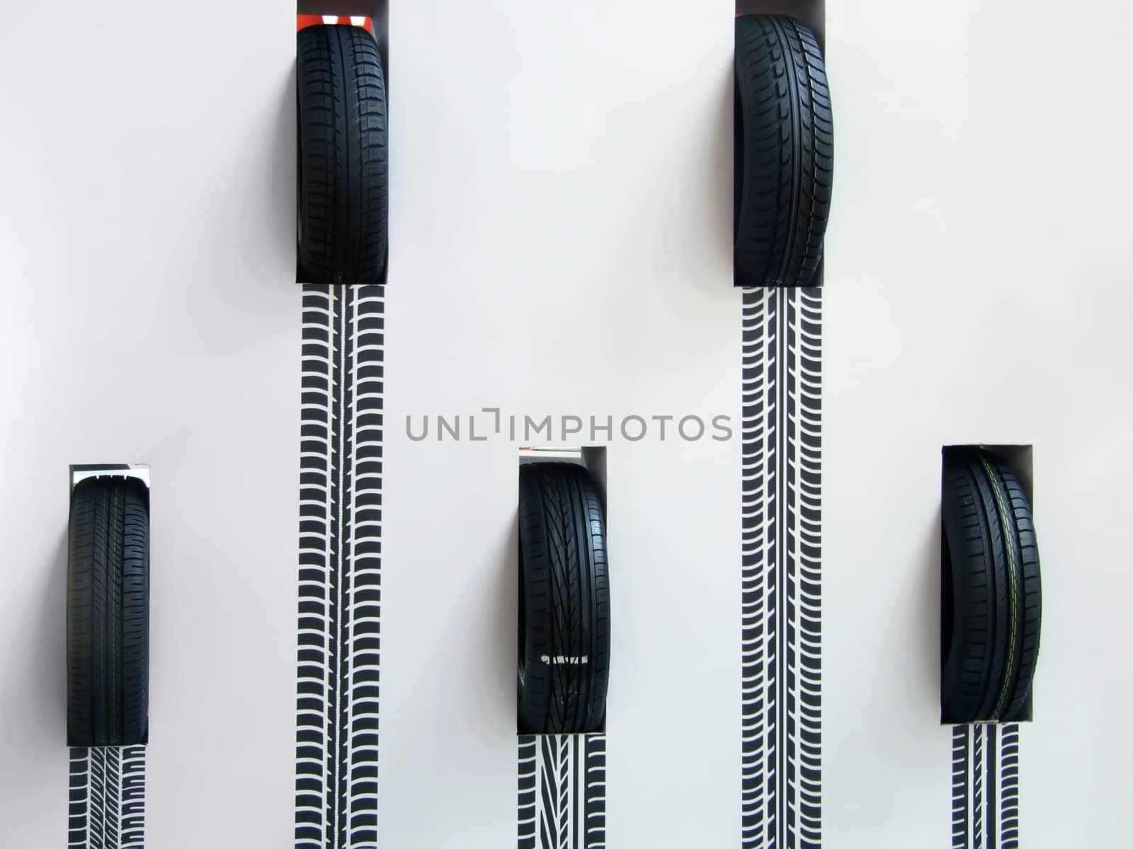 Car wheel tire with track pattern