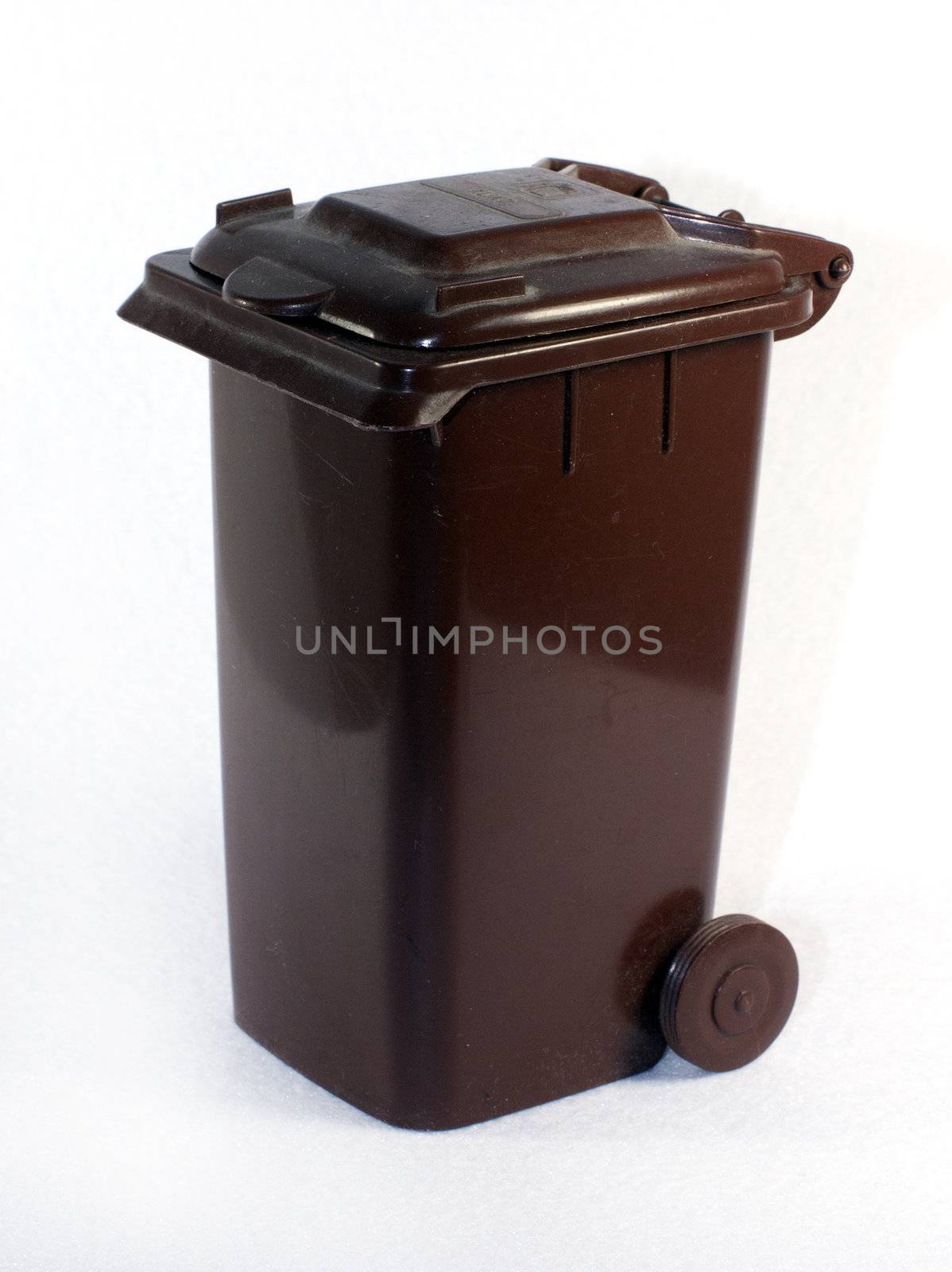 brown dirt container for garbage