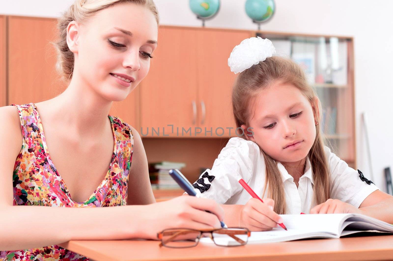 teachers are engaged with students, sitting next lesson explains