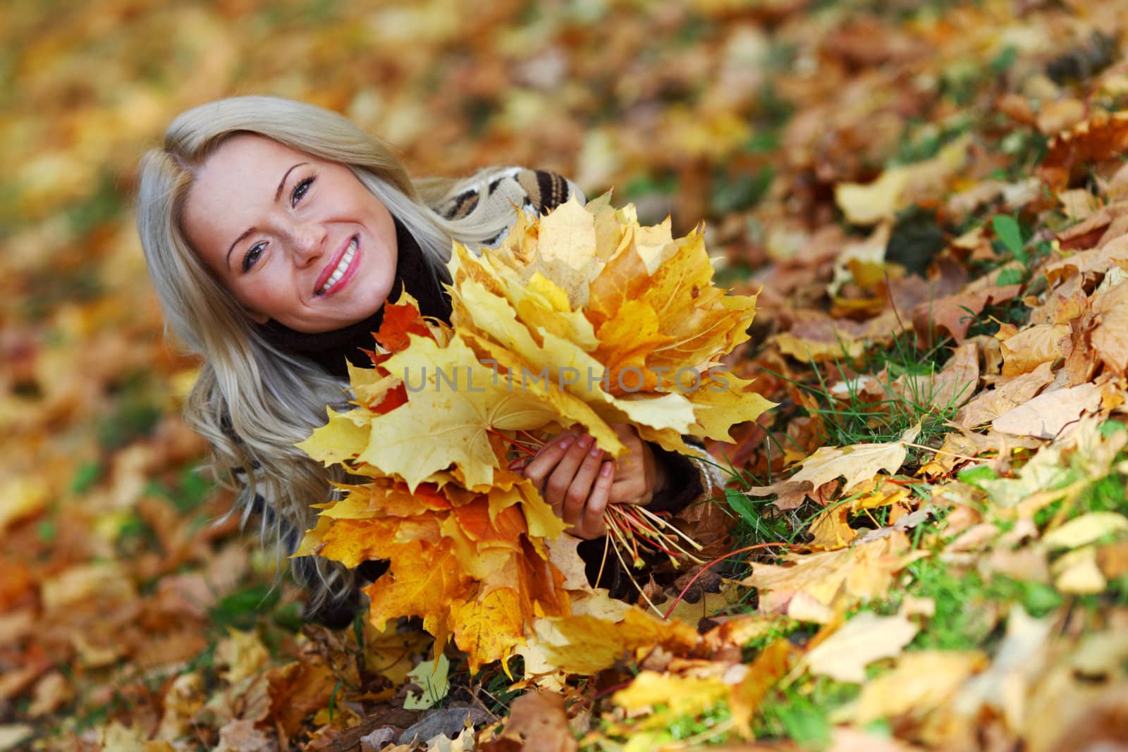  woman portret in autumn leaf close up