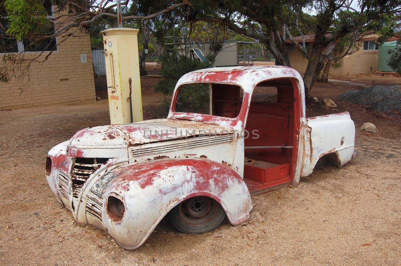 Abandoned car by danemo