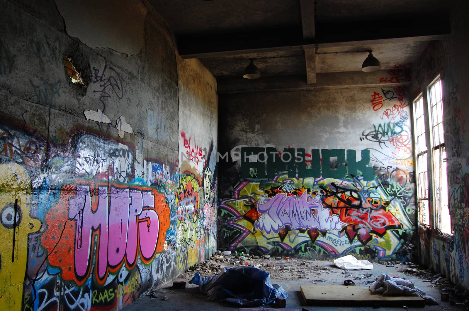 Abandoned room with graffiti by danemo