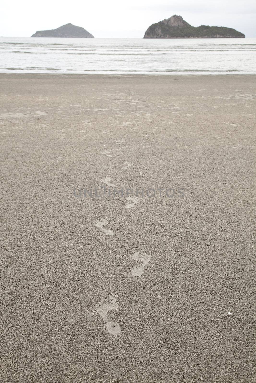 Imprint of barefoot ahead to the sea