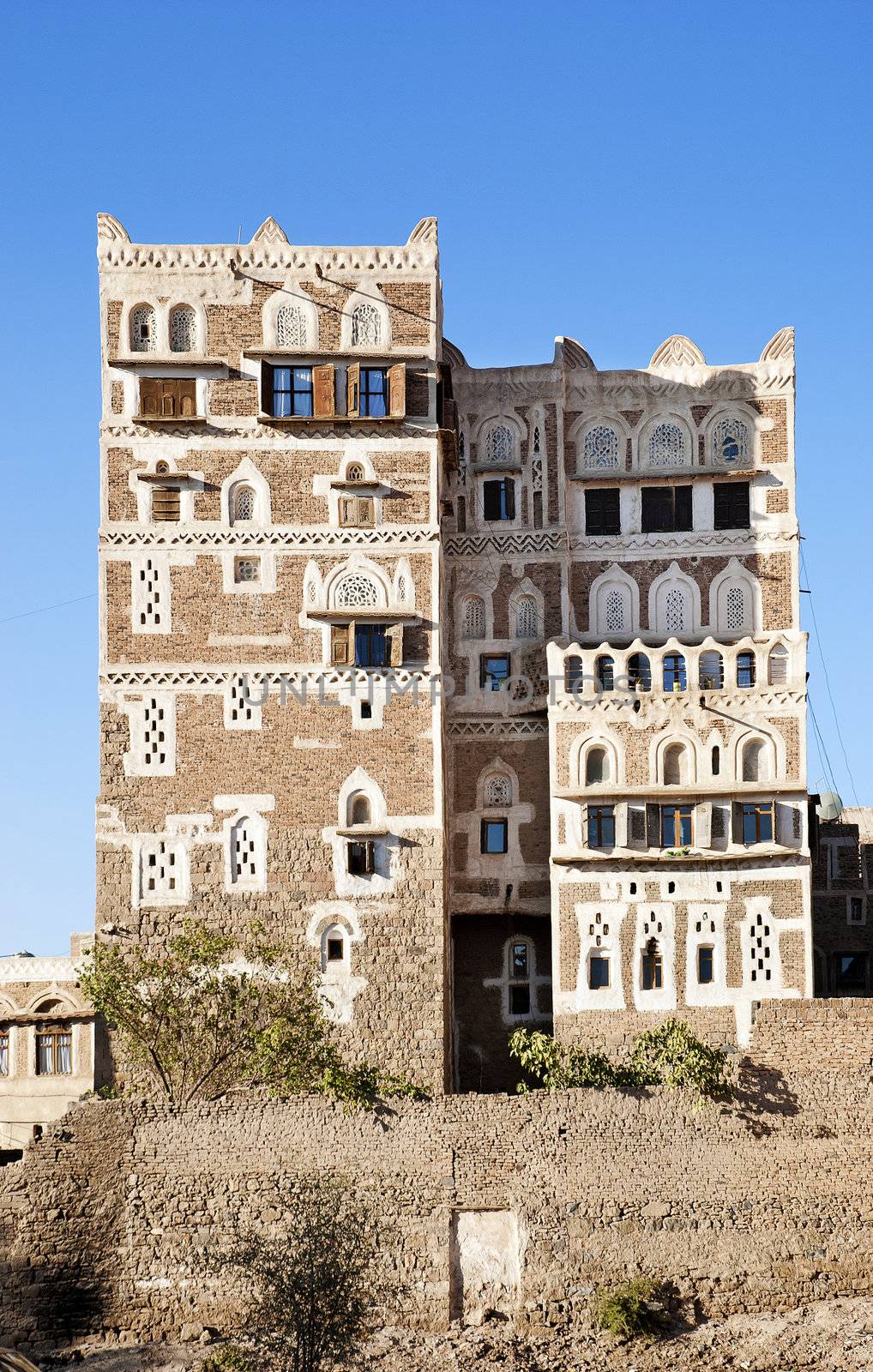 sanaa, yemen - traditional yemeni architecture by jackmalipan