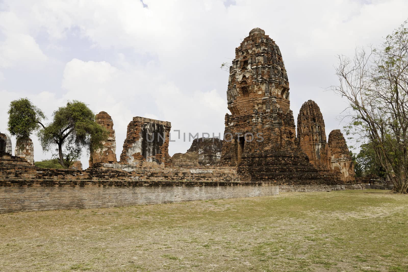 wat mahathat in ayutthaya, thailand