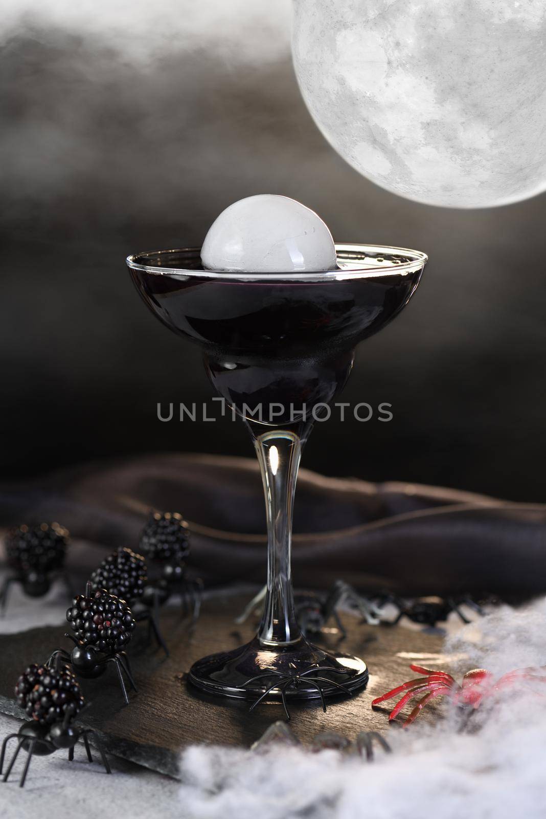 Full moon martini by Apolonia