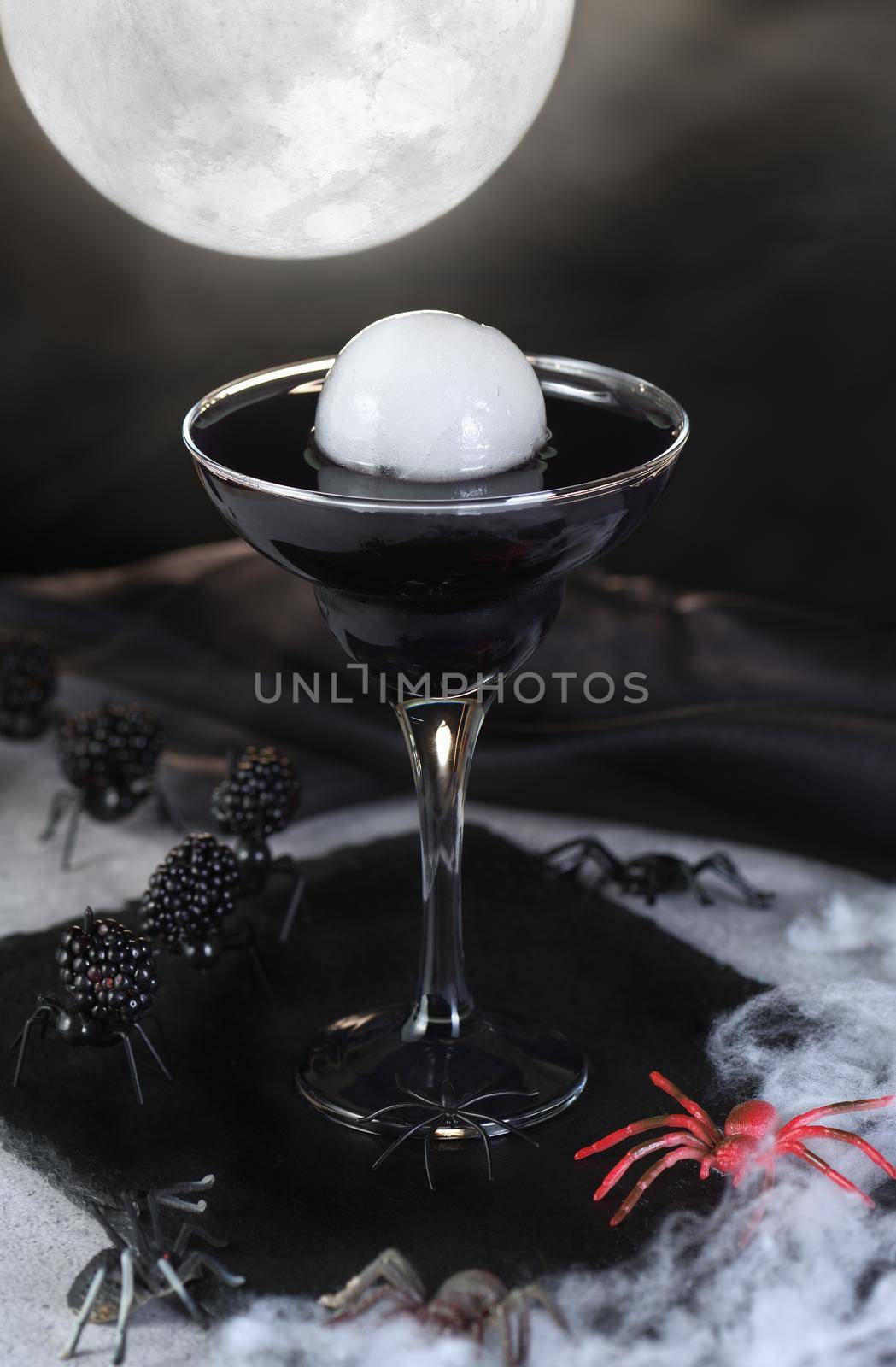 Full moon martini by Apolonia