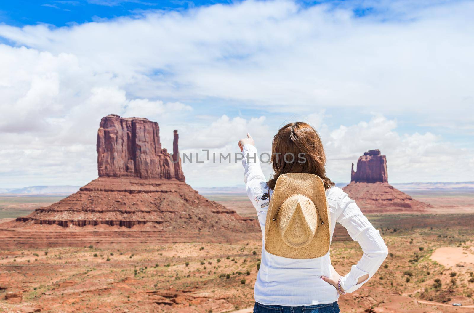 Young woman wearing straw hat in Monumet Valley