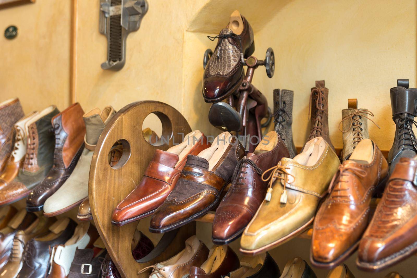 Fashion classical polished men's handmade shoes selling in shop